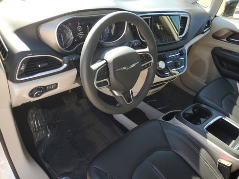 Used 2024 Chrysler Pacifica Touring-L FWD image 13
