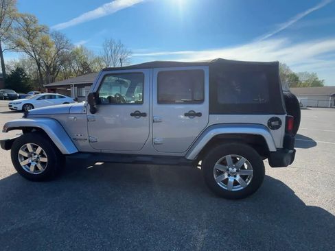 Used 2017 Jeep Wrangler Unlimited Sahara w/ Connectivity Group AWD/4WD image 5