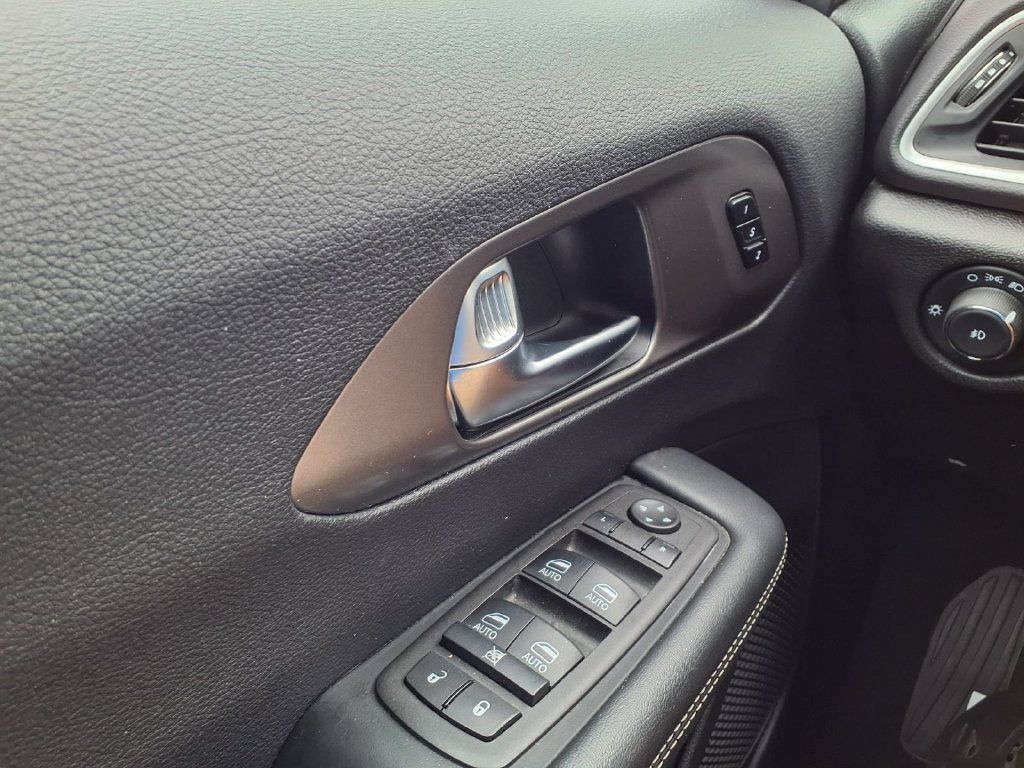 Used 2025 Chrysler Pacifica Select FWD image 14