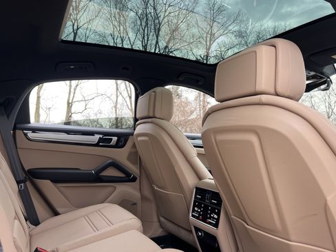 Certified 2023 Porsche Cayenne Platinum Edition image 21