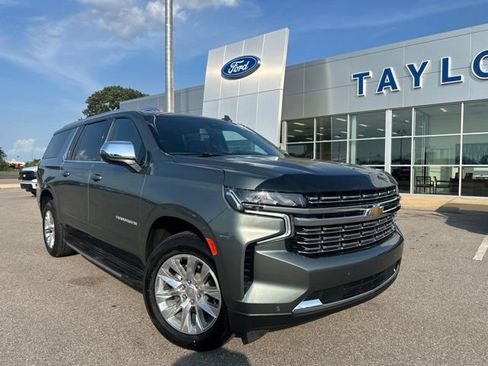Used 2023 Chevrolet Suburban Premier AWD/4WD image 4