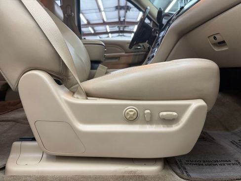 Used 2013 Cadillac Escalade Luxury AWD/4WD image 45