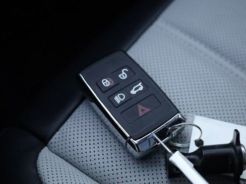 Used 2023 Land Rover Range Rover Evoque R-Dynamic SE image 28