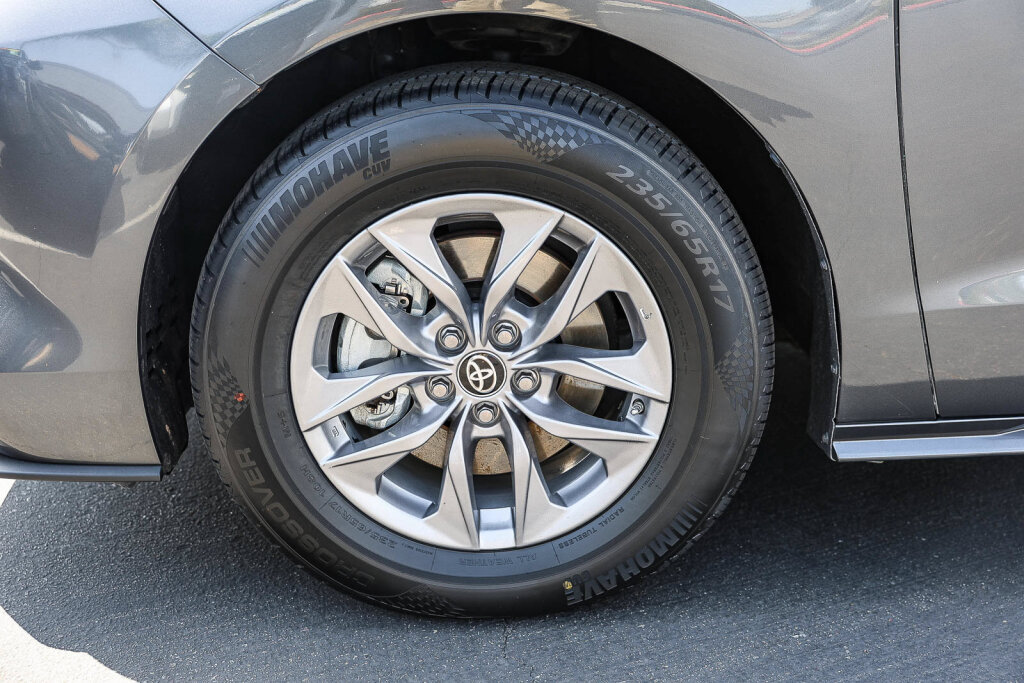 Certified 2025 Toyota Sienna LE FWD image 30