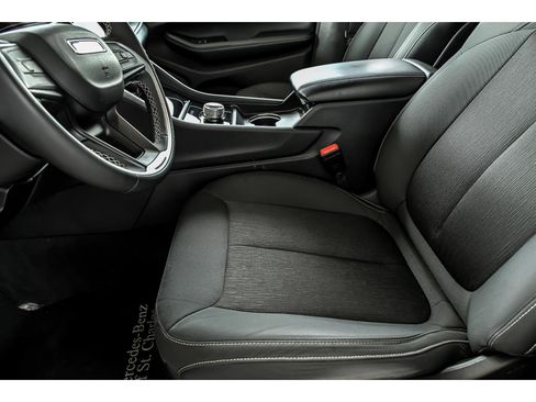 Used 2023 Jeep Grand Cherokee Laredo AWD/4WD image 10