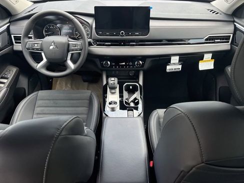 New 2025 Mitsubishi Outlander SE image 14