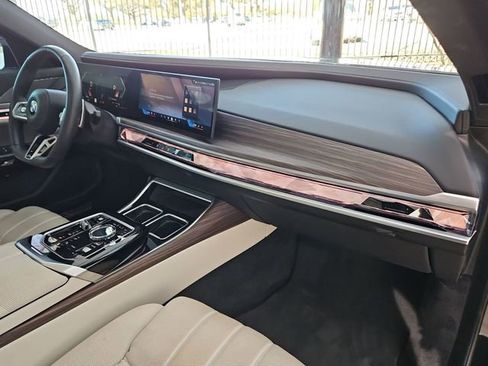 Used 2023 BMW 740i image 26