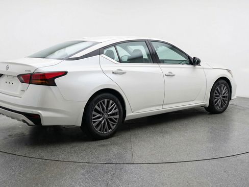 Used 2025 Nissan Altima 2.5 SV FWD image 9