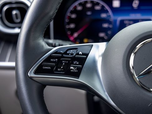 Used 2025 Mercedes-Benz GLC 350e 4MATIC image 32