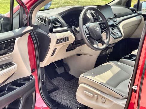 Used 2025 Honda Odyssey Touring image 3