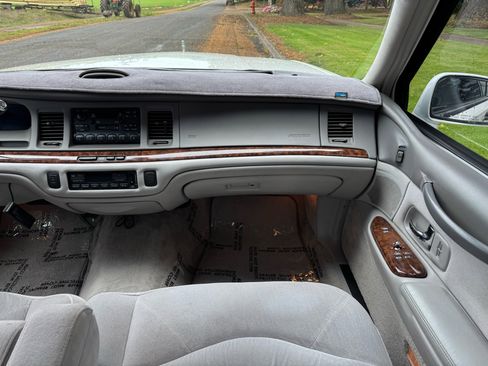 Used 1996 Lincoln Town Car Signature image 14