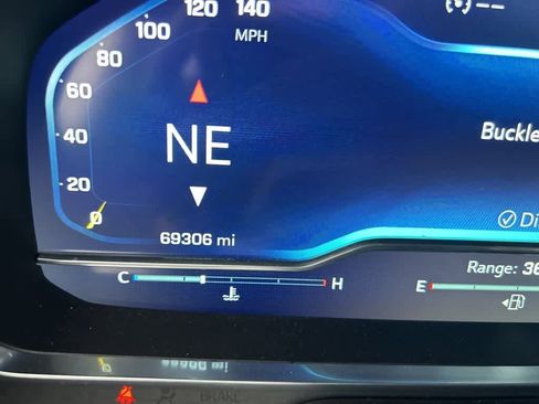 Used 2023 Chevrolet Suburban Premier image 9