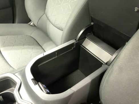 Used 2022 Toyota RAV4 XLE AWD/4WD image 25