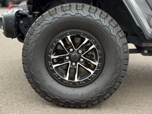 Used 2025 Jeep Wrangler Unlimited Rubicon AWD/4WD image 9