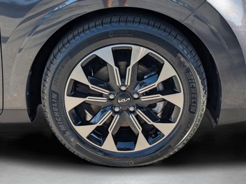 Certified 2023 Kia Carnival EX image 10