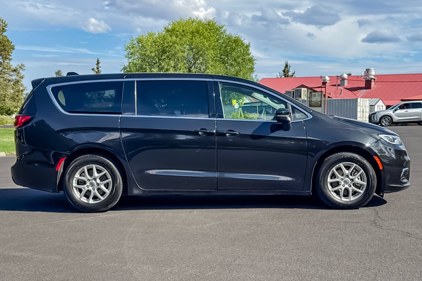 Used 2023 Chrysler Pacifica Touring-L FWD image 3