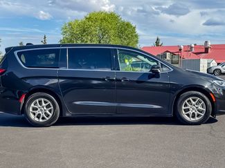 Used 2023 Chrysler Pacifica Touring-L FWD video 3