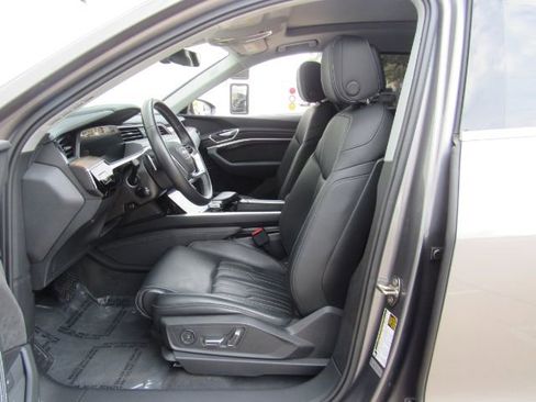 Used 2019 Audi e-tron Prestige w/ Prestige Package image 16