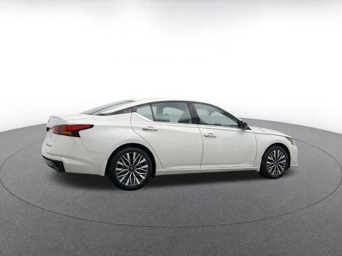 Used 2025 Nissan Altima 2.5 SV FWD image 9