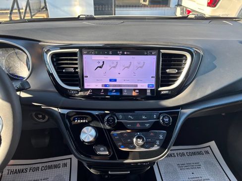 Used 2025 Chrysler Pacifica Select FWD image 20