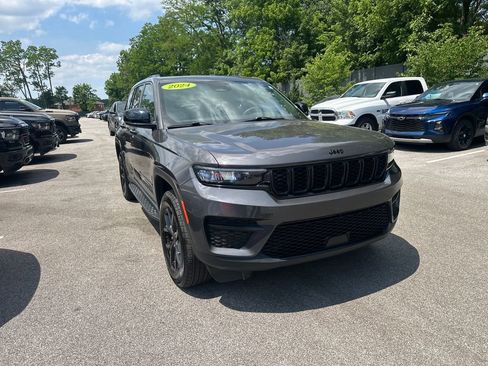 Used 2024 Jeep Grand Cherokee Altitude AWD/4WD image 4