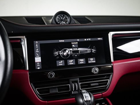 Certified 2023 Porsche Macan AWD/4WD image 18