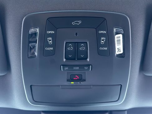 Used 2024 Toyota Sienna Platinum image 37