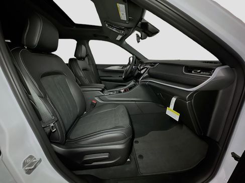 New 2025 Jeep Grand Cherokee L Altitude image 34