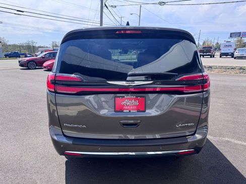 Used 2023 Chrysler Pacifica Limited FWD image 4