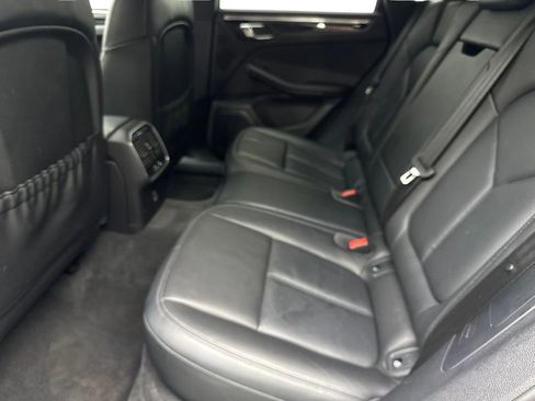 Used 2023 Porsche Macan AWD/4WD image 32