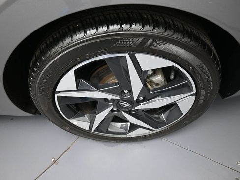 Certified 2023 Hyundai Elantra Limited w/ Preferred Accessory Package FWD image 15