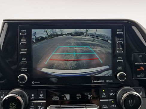 Used 2022 Toyota Highlander XLE image 17