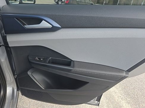 Used 2024 Volkswagen Taos SE image 34