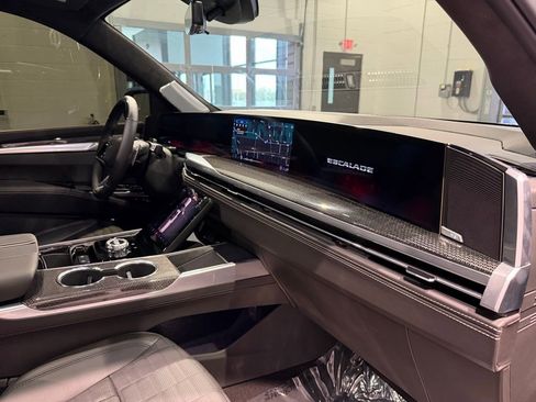 Used 2026 Cadillac Escalade ESV V AWD/4WD image 50