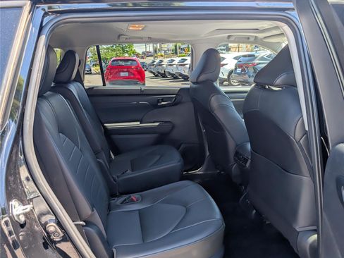 Used 2020 Toyota Highlander XLE AWD/4WD image 12