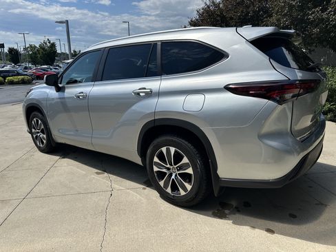 Used 2024 Toyota Highlander XLE AWD/4WD image 7