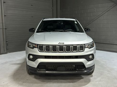 Used 2024 Jeep Compass Latitude AWD/4WD image 3