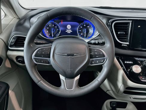 Used 2024 Chrysler Pacifica Touring-L FWD image 18