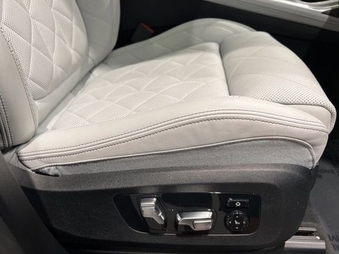 Used 2023 BMW X7 xDrive40i w/ Premium Package image 59