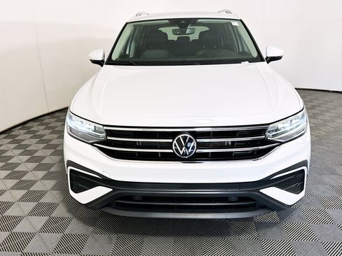 Used 2022 Volkswagen Tiguan SE w/ Panoramic Sunroof Package FWD image 8