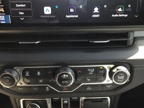 Used 2024 Jeep Wrangler Unlimited Sahara w/ Technology Group AWD/4WD image 10