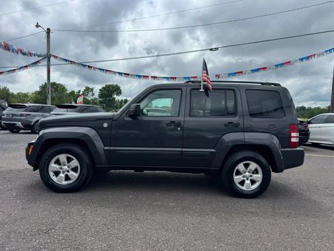 Used 2010 Jeep Liberty Sport w/ Popular Equipment Group AWD/4WD image 3