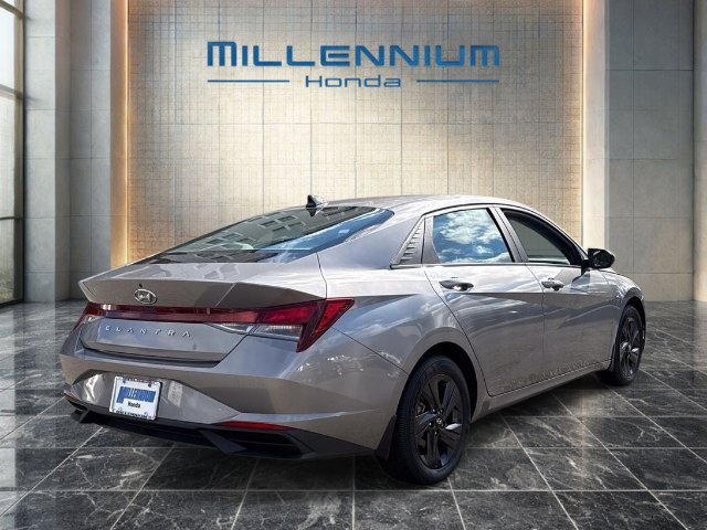 Used 2023 Hyundai Elantra SEL FWD image 5
