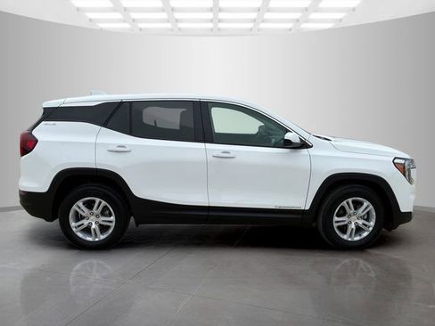 Used 2024 GMC Terrain SLE image 3