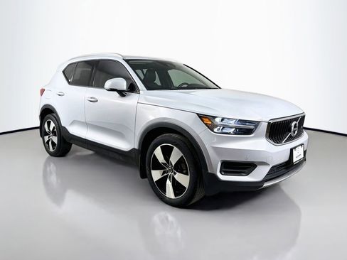 Used 2020 Volvo XC40 T4 Momentum w/ Protection Package Premier FWD image 3