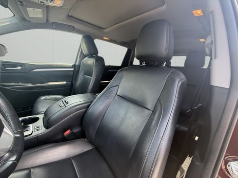 Used 2019 Toyota Highlander XLE AWD/4WD image 10