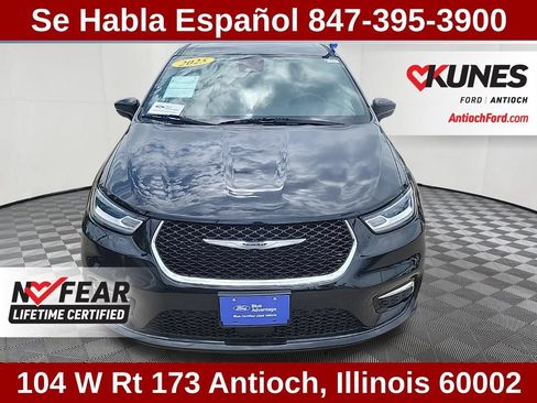 Used 2025 Chrysler Pacifica Select FWD image 2