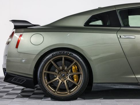 Used 2021 Nissan GT-R Premium AWD/4WD image 2