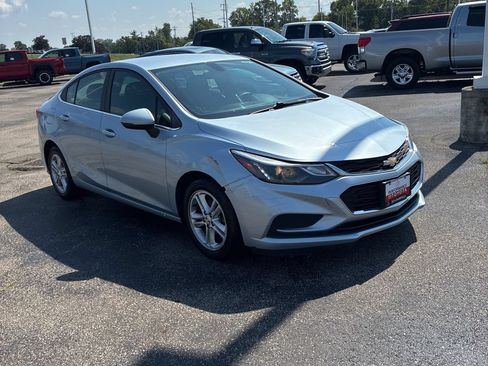 Used 2018 Chevrolet Cruze LT w/ Convenience Package FWD image 2