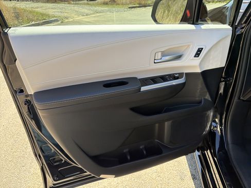 Used 2026 Toyota Sienna Limited image 7